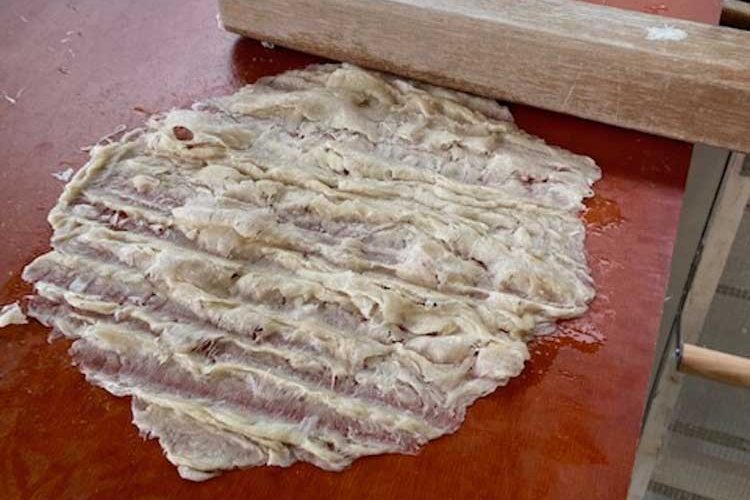 De bastvezels worden met een slaghout tot pulp geslagen