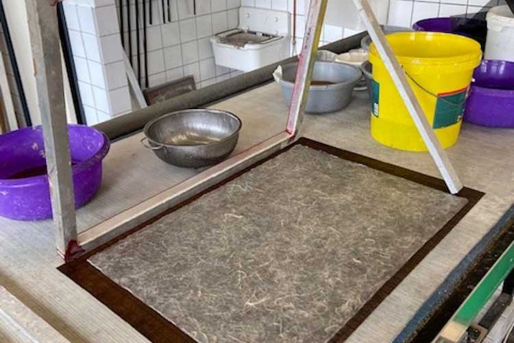 Het verse vel op de zeef