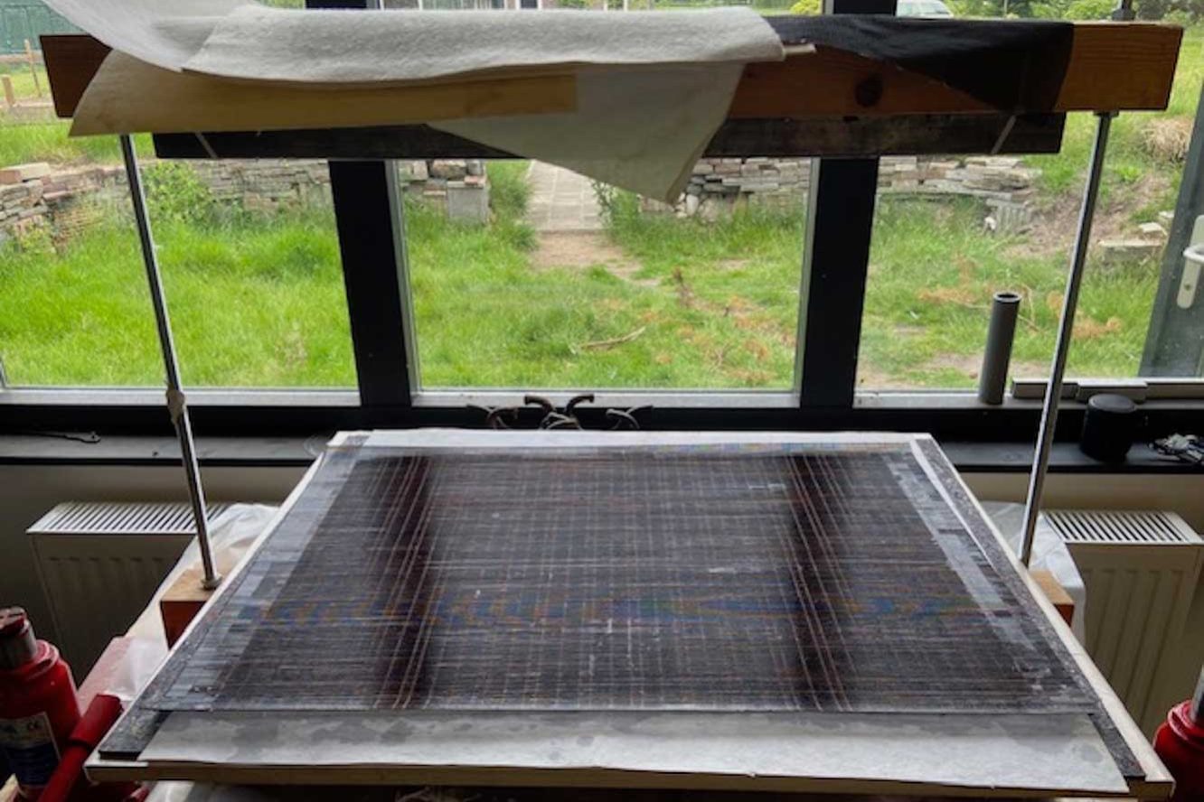 Omgekeerd onder de pers