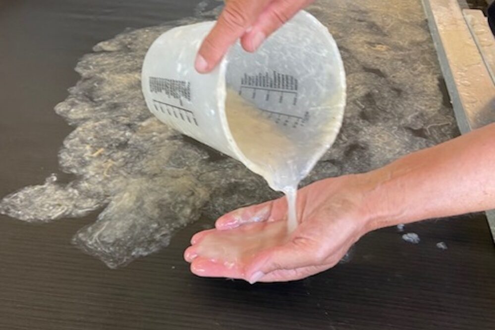 Het vervaardigen van een basisvel middels opgieten van de pulp