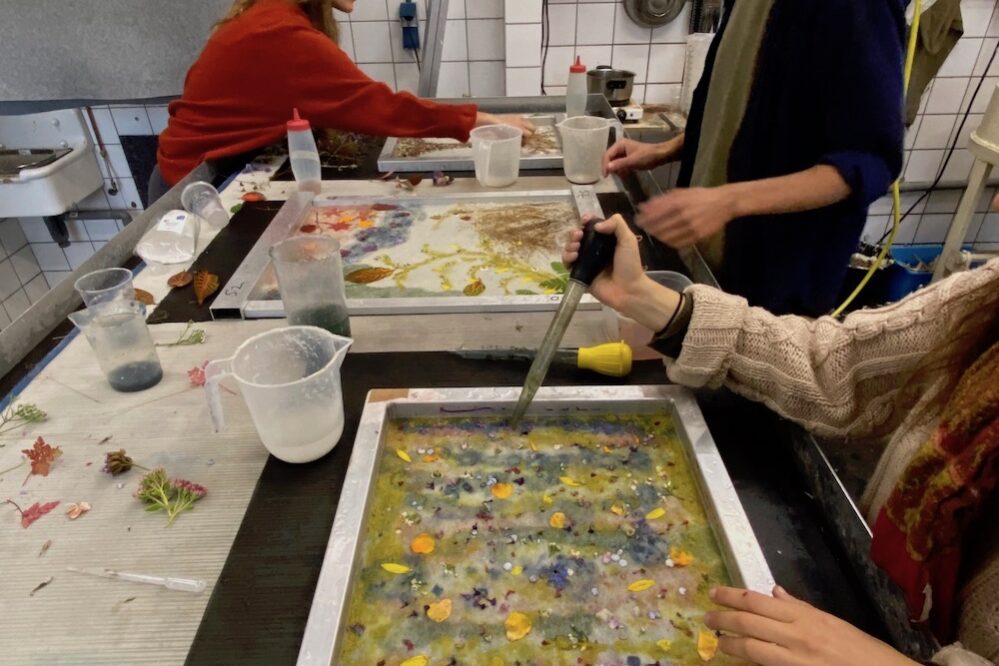 Werken met de vacuumtafel. Werk met bloemenmateriaal uit de tuin.