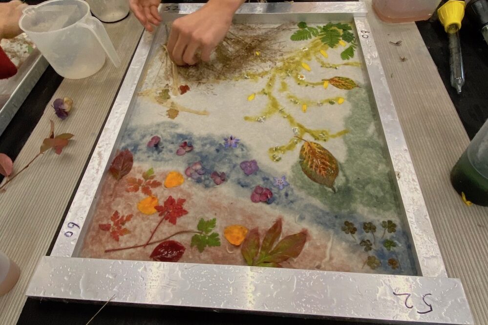 Werken met de vacuumtafel. Werk met bloemenmateriaal uit de tuin.